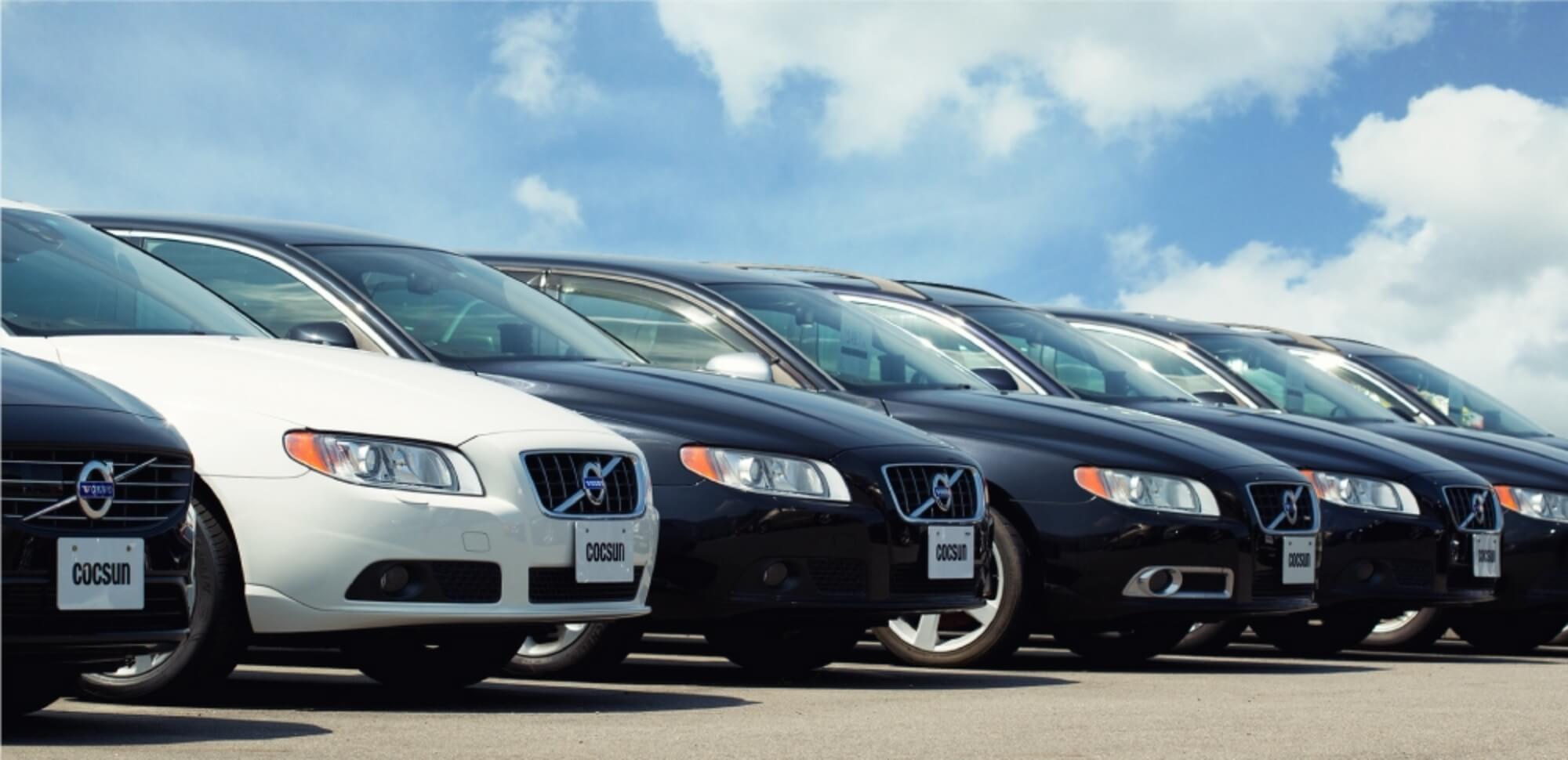 青空の下にたくさんのボルボが並んでいる